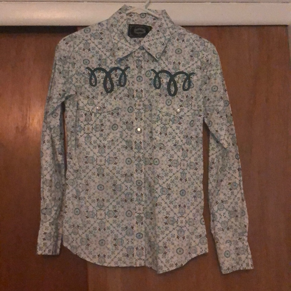 beautiful detailed country button down!